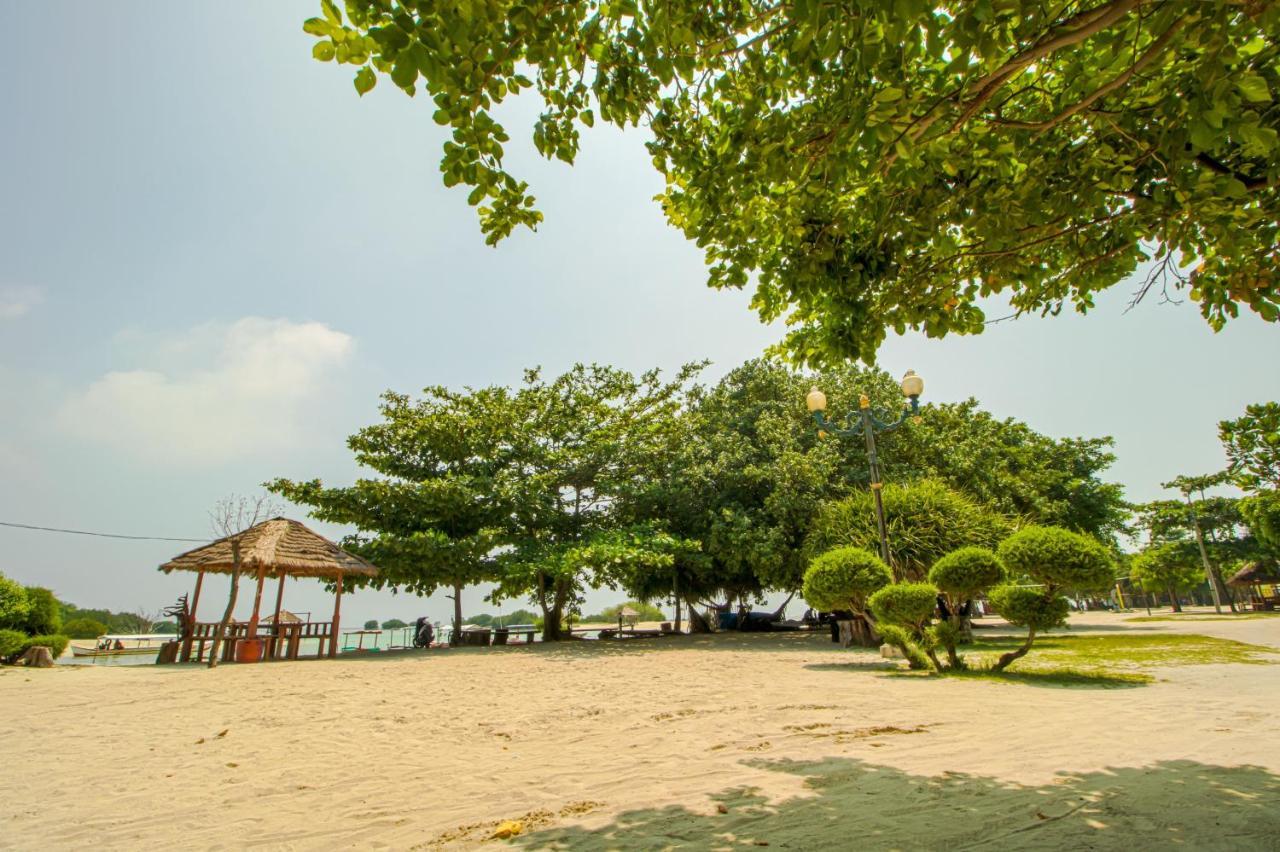Guerilla Dive Lodge Pulau Pari Jakarta Exteriör bild