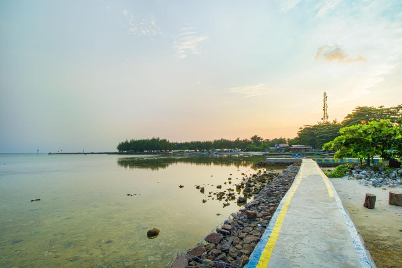 Guerilla Dive Lodge Pulau Pari Jakarta Exteriör bild